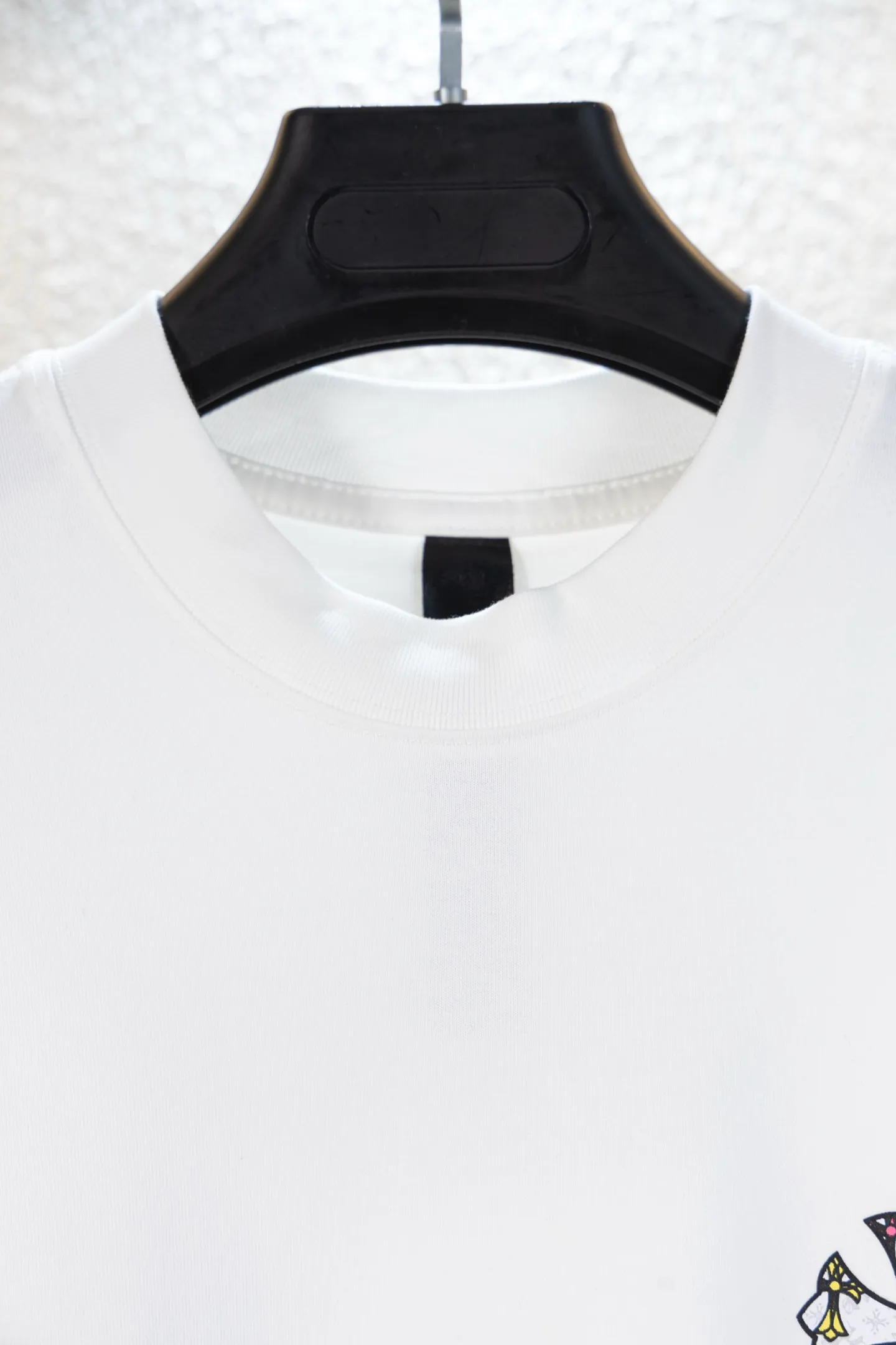 🅿️170 top version model number k8045 CH Kejia Sanskrit cross heavy embroidery T-shirt! Every one of Crow's products is really unique. Every piece has a back view. This leather label design is really cool. The leather label and silver jewelry design make the whole dress the icing on the cake. The texture of the whole short-sleeved piece is really amazing. It is made of 260g pure cotton fabric! 100% authentic to the official version, with all the details. All cuffs, shoulder seams, armholes, and necklines are all double-needle crimping. This is the rigorous craftsmanship that big brands should have. Details determine quality. The original washed tag packaging is full of style! The whole piece adopts three-needle and five-thread technology (neckline-shoulder seam-sleeve seam-double-pressed thread, which looks more three-dimensional and textured) and has the same craftsmanship as the original original, with a classic version, small dropped shoulders, and a micro silhouette! Color: Black White Size: XS-L